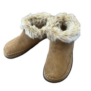 Magellan suede like, faux fur lined slippers women's size 6. NWT